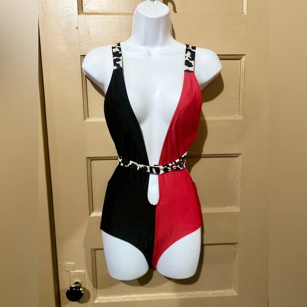 One piece bathing suit. No tags. I’m guessing it’s a Small/Medium.